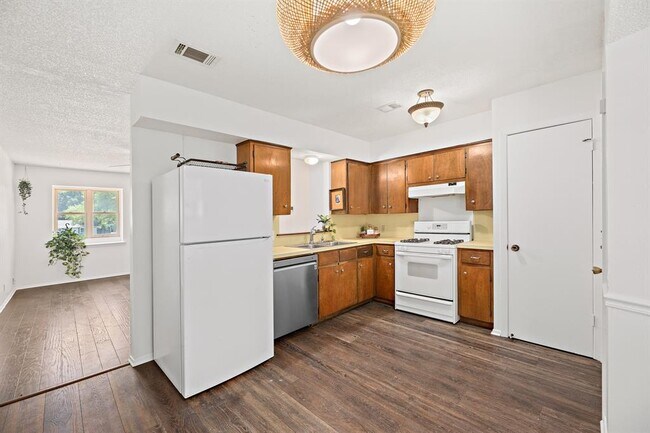 Building Photo - 806 Easy Day Cove