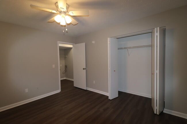 Building Photo - 402 Lakeview Dr