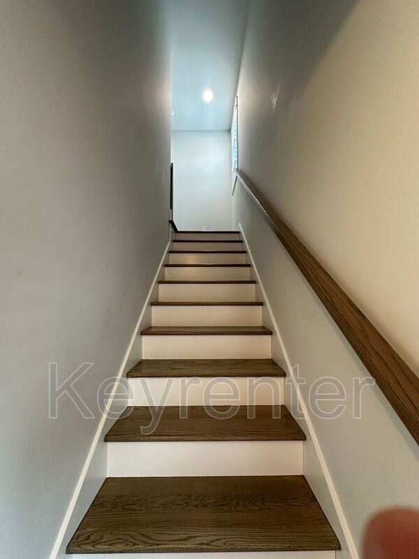 Building Photo - 210 7th St