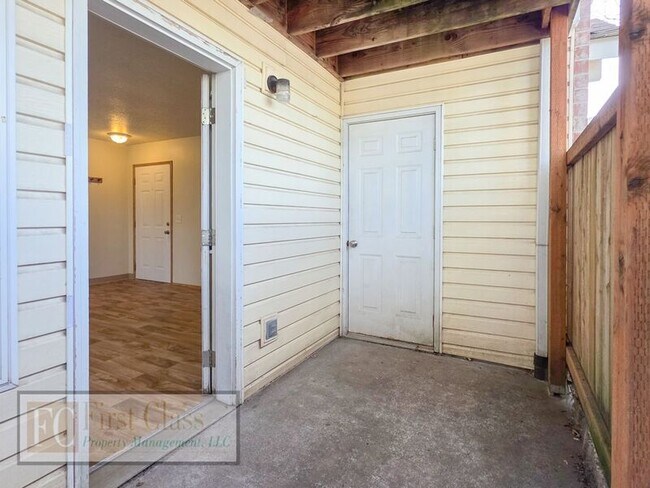 Building Photo - 1908 NE 46th Ave