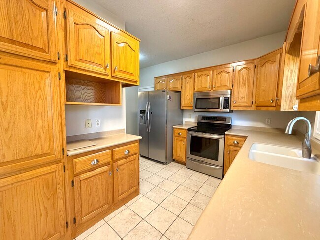 Building Photo - 1402 E Rhett Butler Rd