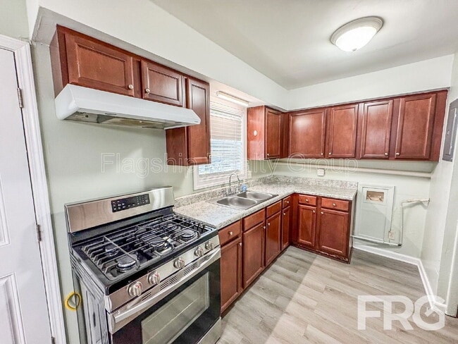 Building Photo - 111 W 15th St