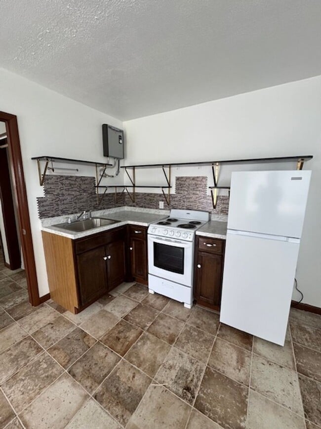 Building Photo - Cozy updated 1 bedroom with washer and dryer