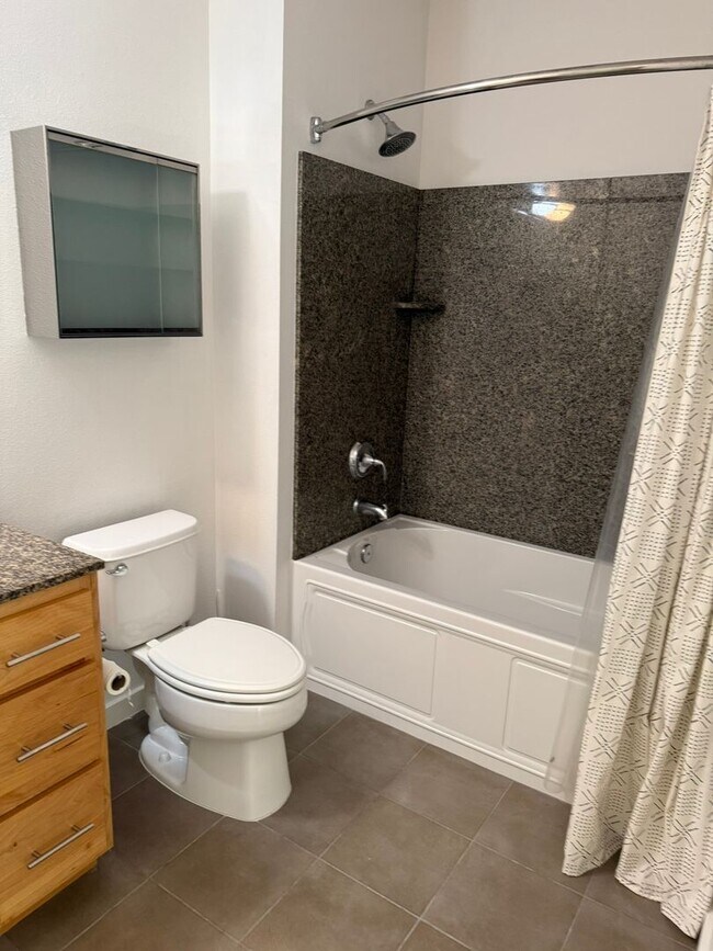 Building Photo - 1bd/1ba Kirkland Condo