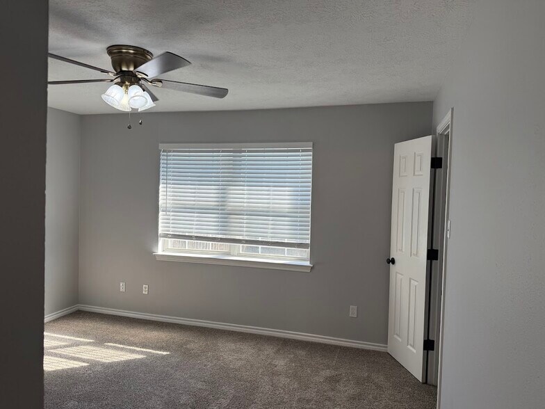 Building Photo - 1802 Sara Dr