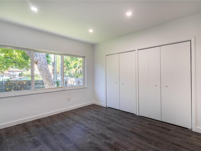 Building Photo - 2520 SW 22nd Terrace