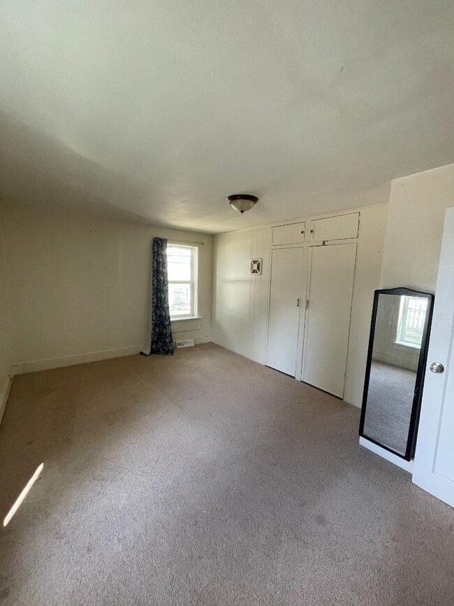 Building Photo - 211 W Elm Ave