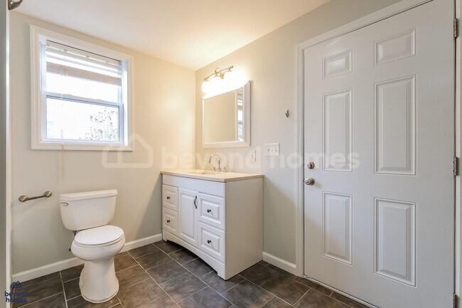 Building Photo - Amazing Move-In Ready 3 BR 3 BA Home - Looking for You!