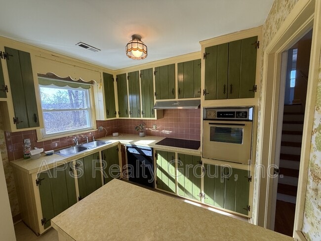 Building Photo - 4924 Stonington Rd SW