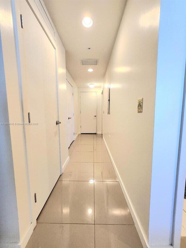 Building Photo - 999 SW 1st Ave