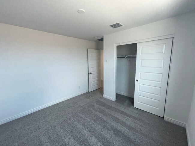 Building Photo - 14391 W Sand Hills Rd