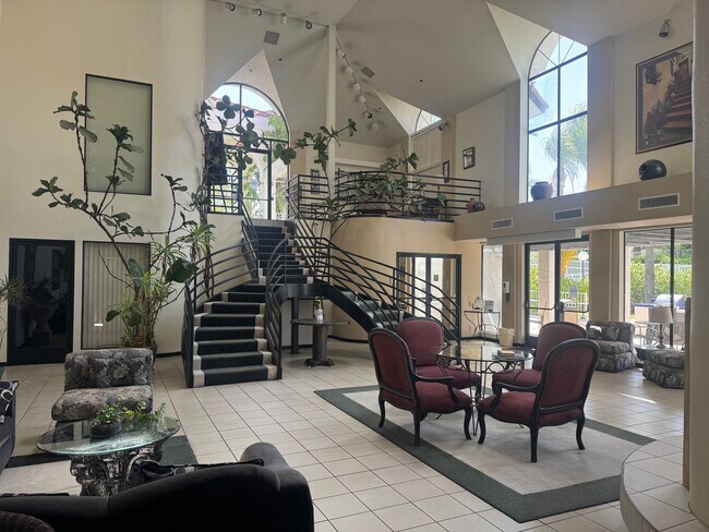 Building Photo - Palm Colony End Unit | Resort Living Included!