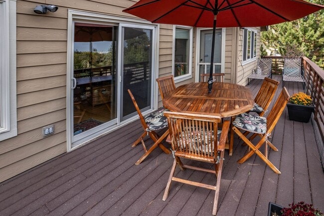 Building Photo - River's Edge Golf Course, Upscale Unit on ...