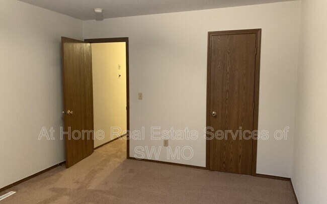 Building Photo - 525 W Edgewood St