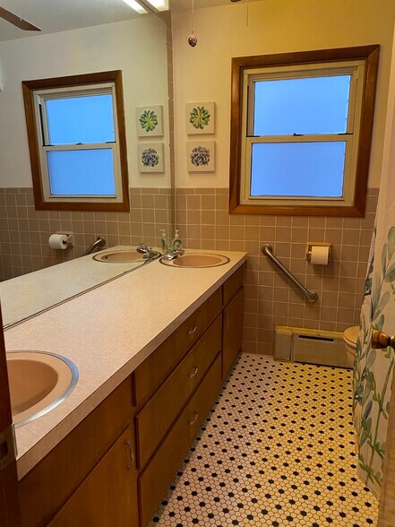 Building Photo - 610 Pawling Ave