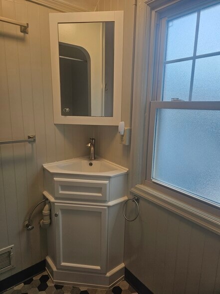 Building Photo - 6613 N Amherst St