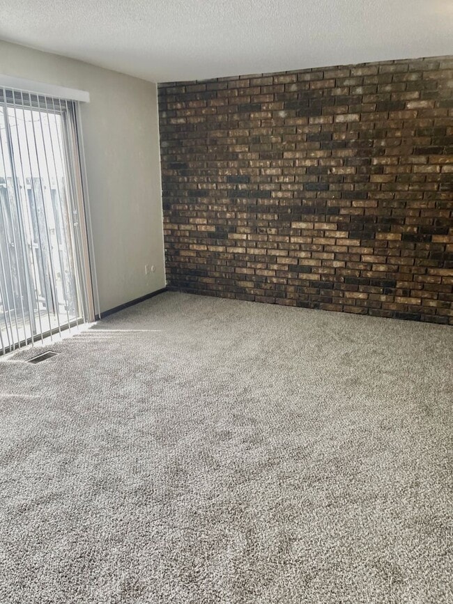 Building Photo - Spacious All Electric Townhome Near Downtown Independence