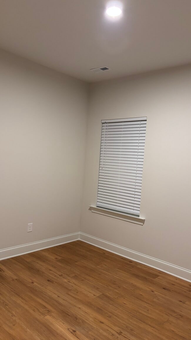 Building Photo - 4817 Victoria Ave