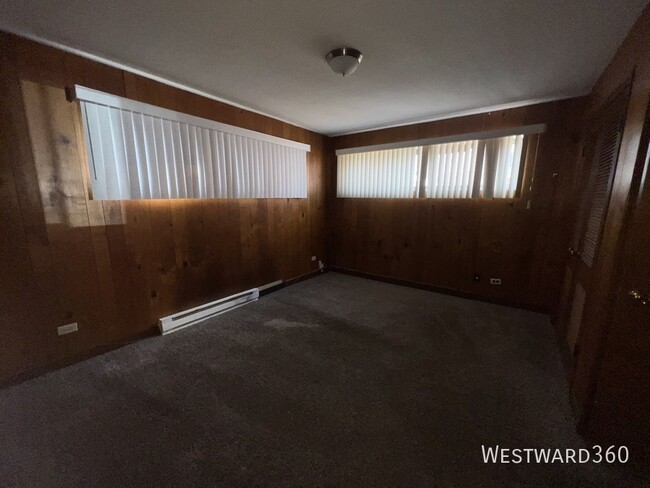 Building Photo - Large Two Bed One Bath in River Forest