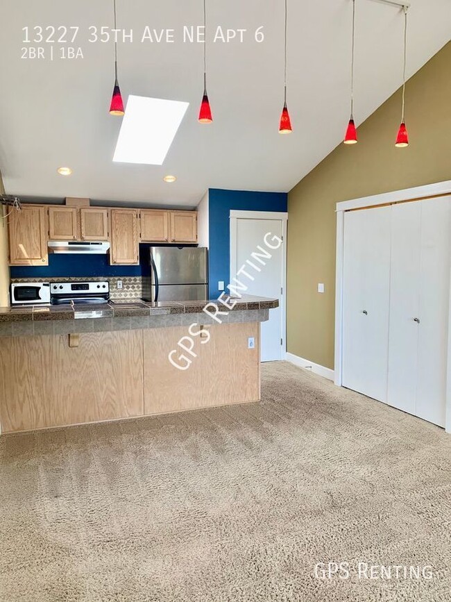 Building Photo - Top floor Condo filled with light