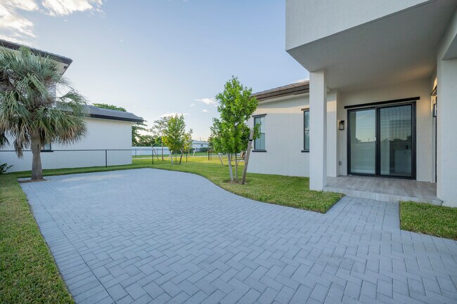 Building Photo - 18020 SW 103rd Ave