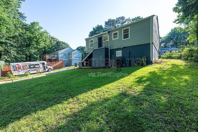 Building Photo - 2874 Blount St