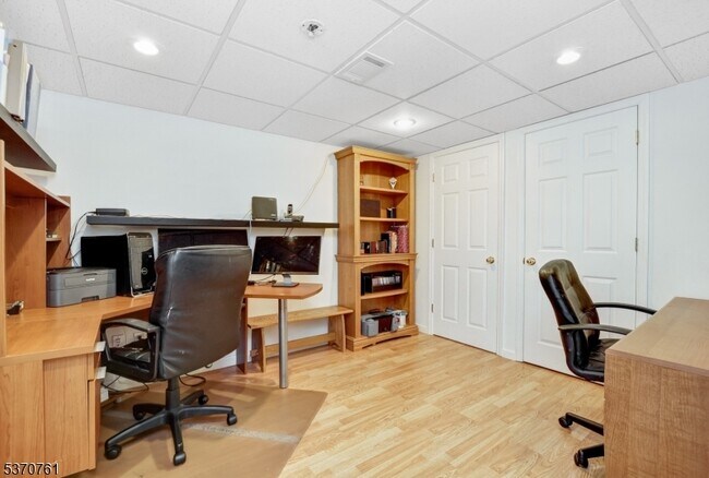 Building Photo - 250 Patriot Hill Dr