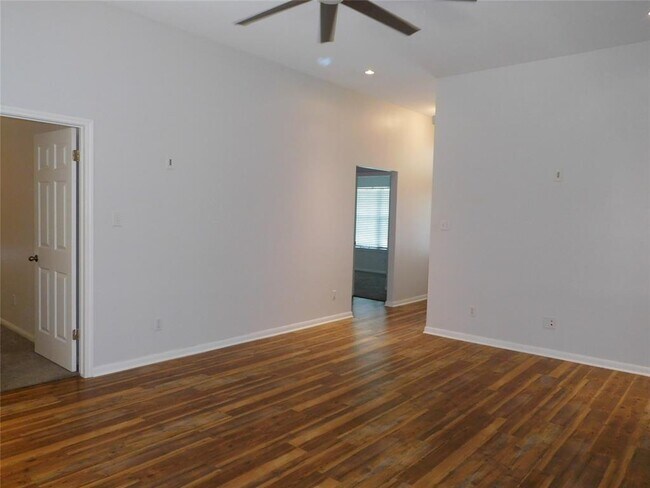 Building Photo - 1404 Peachtree Valley Dr