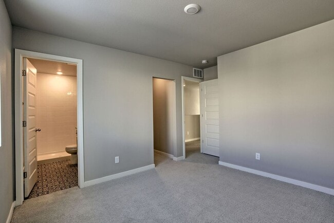 Building Photo - Beautiful Townhome For Lease
