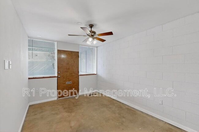 Building Photo - 301 Graceland Dr SE