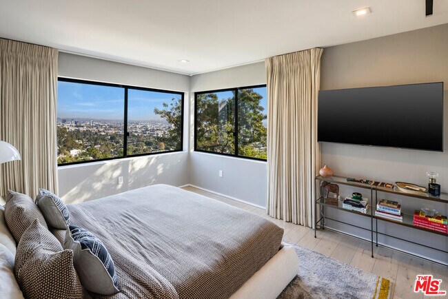 Building Photo - 8080 Laurel View Dr