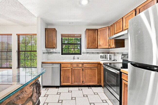 Building Photo - $1,595.95 2 bed, 2 bath located in Lakewood with a washer and dryer