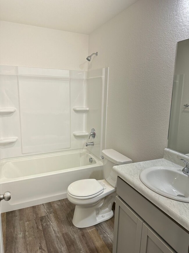 Building Photo - *Pre-leasing* NEWER Three Bedroom | Two Ba...