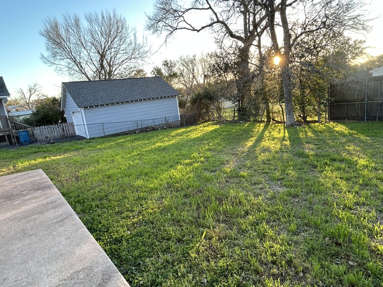 backyard - 314 S Tesch St