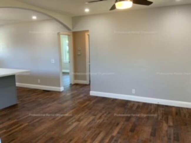 Building Photo - Country property minutes from downtown Pet...