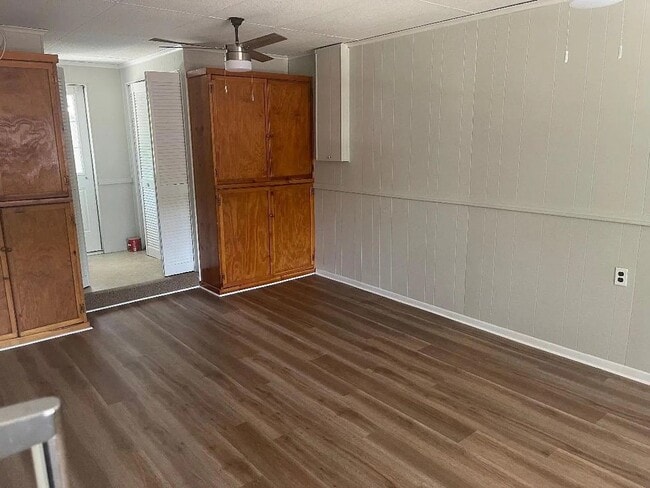 Building Photo - Charming 3-bed/1-bath single-family home available now!