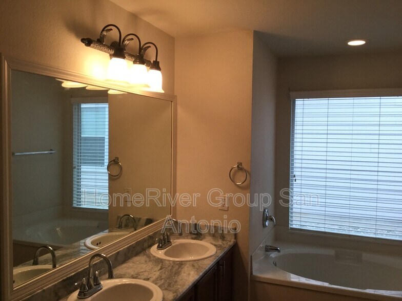 Building Photo - 802 Amber Knoll
