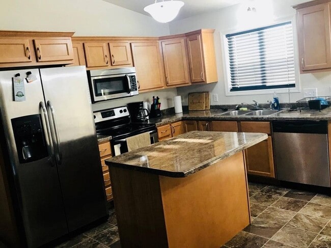 Building Photo - 3 Bedroom Townhome | Attached Double Stall Garage | Spacious