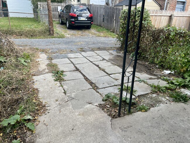 Building Photo - 615 Lake St