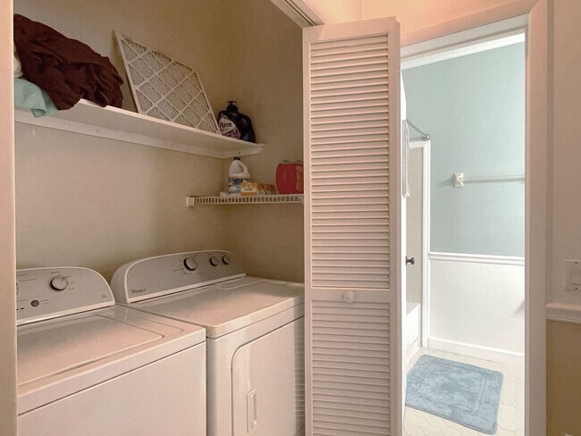 Building Photo - 2/2 Winterset FULLY FURNISHED Townhome!