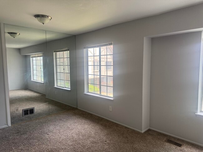 Building Photo - 30284 Southfield Rd