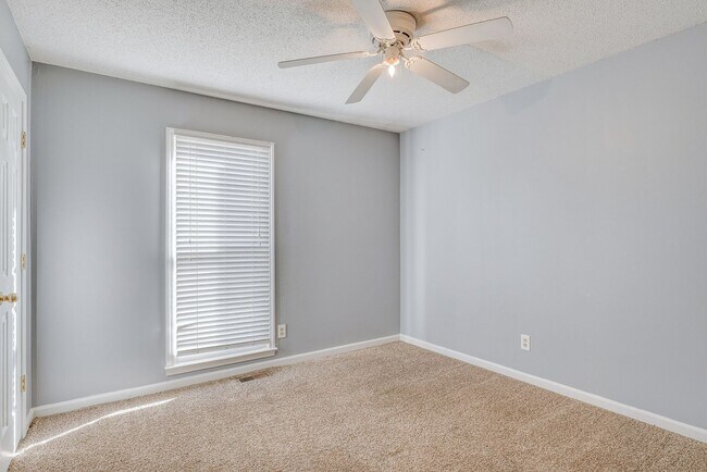 Building Photo - 3 Bedroom Dog Friendly Home For Rent Near St. B Area!