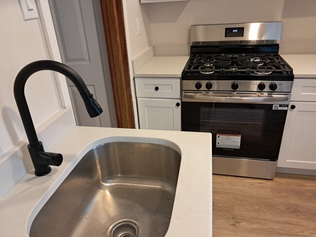 Building Photo - 941 Sargent Ave