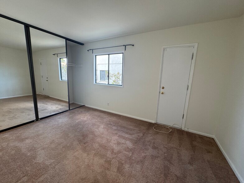 Building Photo - 714 Loma Dr