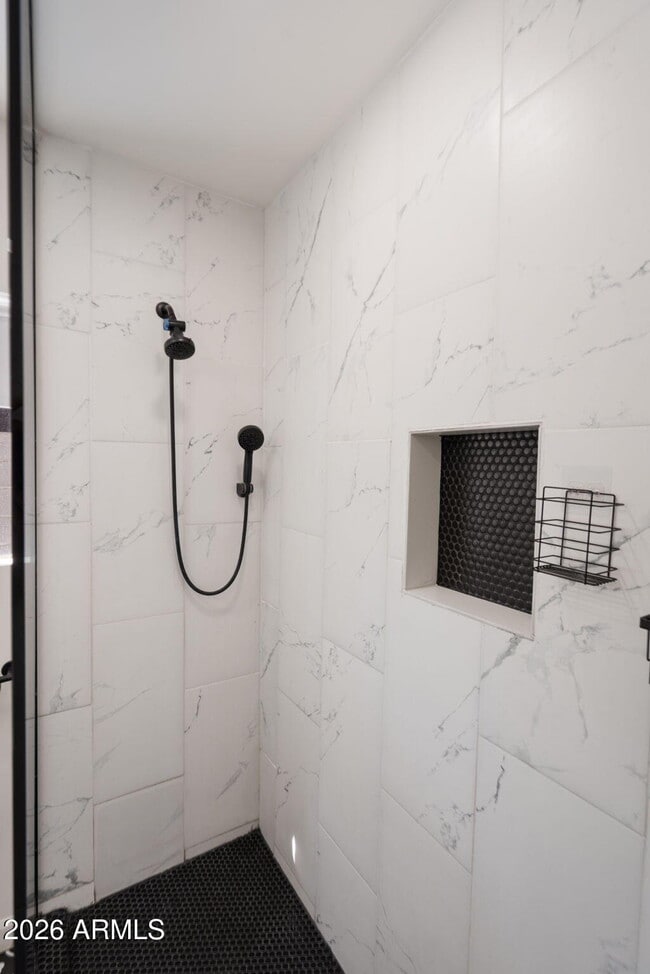 Building Photo - 930 E Whitton Ave