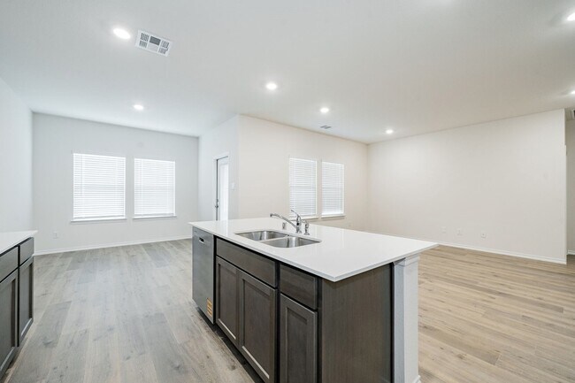 Building Photo - 2126 Thornton Dr