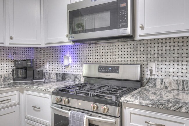 Building Photo - 204 Hogan Ln