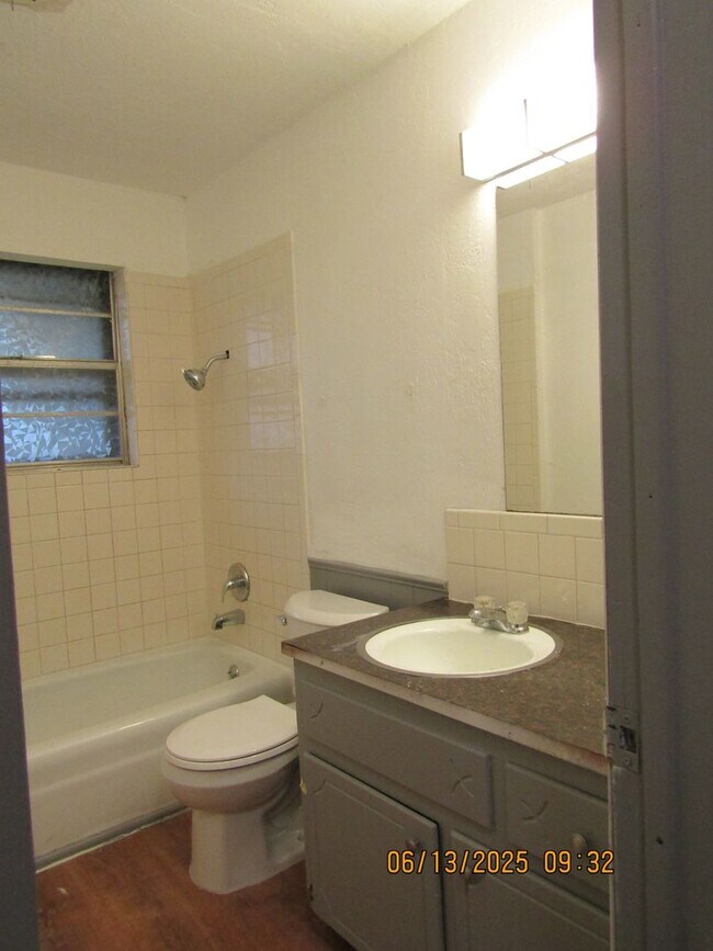 Building Photo - Very nice home located in the Park Lane ar...