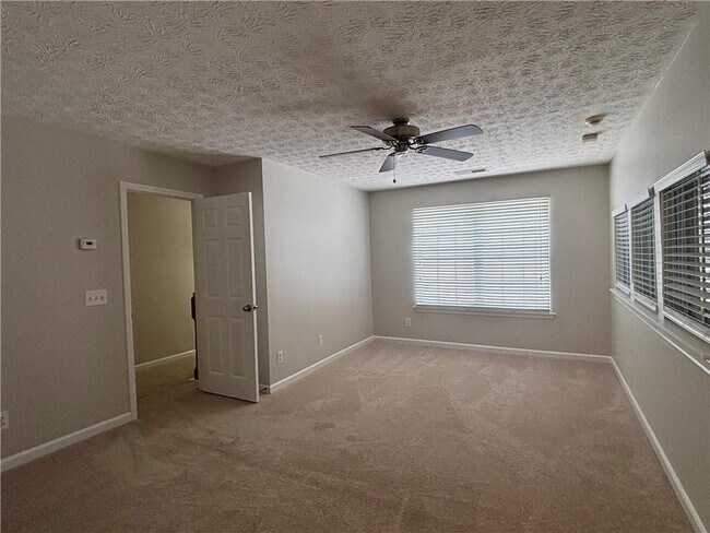 Building Photo - 2140 Lexington Ln