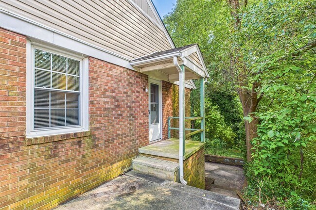 Building Photo - Large Home in Guilford Hills, Hardwood Flo...